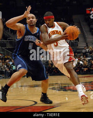 Atlanta Hawks Josh Smith (5) treibt um Utah Jazz Carlos Boozer (5) in der vierten Periode an der Philips Arena in Atlanta, 20. Dezember 2006. Der Jazz dfeated die Falken 112-106. (UPI Foto/Peter Stöger) Stockfoto