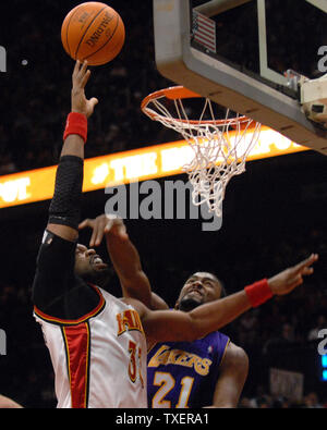 Atlanta Hawks Shelden Williams (33) ist verschmutzt beim Schießen durch Los Angeles Lakers Ronny Turiaf (21) Im zweiten Quartal an der Philips Arena in Atlanta, 12. Januar 2007. (UPI Foto/Peter Stöger) Stockfoto