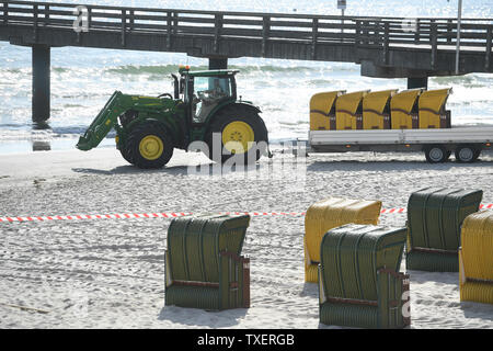 25. Juni 2019, Mecklenburg-Vorpommern, Binz: Ein Mitarbeiter eines Strandkorbverleih Firma transportiert Liegen für die Saison zum Strand des Ostseebades. Wetter Sommer zieht Touristen an den Strand der Ostsee. Foto: Stefan Sauer/dpa-Zentralbild/ZB Stockfoto