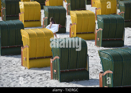 25. Juni 2019, Mecklenburg-Vorpommern, Binz: Blick auf Liegen am Strand Ostseebad auf der Insel Rügen. Superwetter zieht Touristen an den Strand der Ostsee. Foto: Stefan Sauer/dpa-Zentralbild/ZB Stockfoto