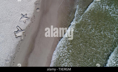 25. Juni 2019, Mecklenburg-Vorpommern, Binz: Touristen gebaut haben Sand Skulpturen am Strand von Binz auf der Insel Rügen. (Luftbild mit einer Drohne). Superwetter zieht Touristen an den Strand der Ostsee. Foto: Stefan Sauer/dpa-Zentralbild/ZB Stockfoto