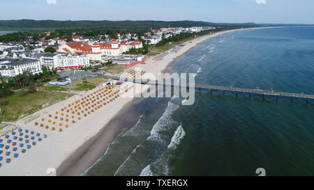 25. Juni 2019, Mecklenburg-Vorpommern, Binz: Blick auf Liegen am Strand Ostseebad auf der Insel Rügen. (Luftbild mit einer Drohne). Wetter Sommer zieht Touristen an den Strand der Ostsee. Foto: Stefan Sauer/dpa-Zentralbild/ZB Stockfoto