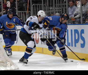 Washington Capitals Shaone Morrisonn (26) und Atlanta Thrashers Brad Larsen (29) Kampf um den Puck in der ersten Periode an der Philips Arena in Atlanta, 12. März 2007. (UPI Foto/Peter Stöger) Stockfoto