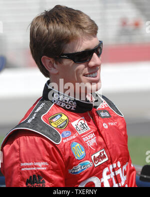 Carl Edwards, Fahrer des Office Depot Ford, Gespräche mit Freunden vor dem Start der Kobalt Tools 500 NASCAR Nextel Cup Rennen in Atlanta Motor Speedway in Hampton, Georgia, 18. März 2007. (UPI Foto/Peter Stöger) Stockfoto