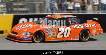 Tony Stewart läuft mit der Geschwindigkeit der Home Depot Chevrolet beim Führen der Kobalt Tools 500 NASCAR Nextel Cup Rennen in Atlanta Motor Speedway in Hampton, Georgia, 18. März 2007. Die zwei - Zeit Nextel Cup Champion wurde Zweiter. (UPI Foto/Peter Stöger) Stockfoto