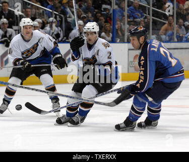 Washington Capitals Boyd Gordon (L) und Brian Pothier (C) gehen für den Puck gegen die Atlanta Thrashers Brad Larsen in der dritten Periode an der Philips Arena in Atlanta, 4. April 2007. Die Hauptstädte besiegten die Thrashers 3-2. (UPI Foto/Peter Stöger) Stockfoto