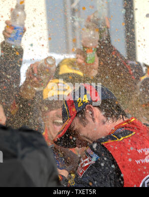 Sieger Jeff Gordon, der von der Pole gestartet, ist mit gegossen und versprühten Flüssigkeit wie ihr von seinem Auto in der Victory Lane nach dem Aaron 499 NASCAR Nextel Cup Rennen in Talladega Superspeedway in Talladega, Alabama, 29. April 2007 klettert übergossen. (UPI Foto/Peter Stöger) Stockfoto