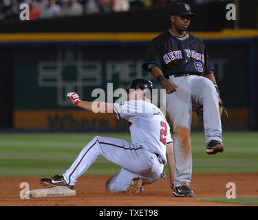 Atlanta Braves Kelly Johnson (2) Folien sicher an zweiter Stelle mit kein Spiel von New York Mets zweiter Basisspieler Ruben Gotay im siebten Inning in Turner Field, Atlanta, 24. Mai 2007. Die Braves besiegten die Mets 2-1. (UPI Foto/Peter Stöger) Stockfoto