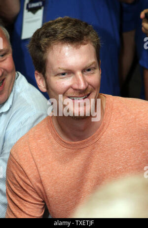 Dale Earnhardt Jr. besucht die Treiber vor dem Start der 52. jährlichen AdvoCare 500 in Atlanta Motor Speedway Speedway in Hampton, Georgien am 4. September 2011 treffen. UPI Foto/Martin Fried Stockfoto