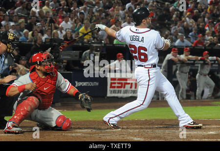 Atlanta Braves zweiter Basisspieler Dan Uggla, rechts, hits Zwei - home run als Philadelphia Phillies catcher Carlos Ruiz laufen sieht im dritten Inning eines MLB Baseball Spiel bei Turner Field, Atlanta, Georgia, am 28. September 2011. UPI Foto/Erik S. Lesser Stockfoto
