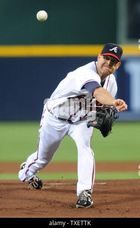 Atlanta Braves Krug Tim Hudson liefert zu einem Philadelphia Phillies Teig im ersten Inning eines MLB Baseball Spiel bei Turner Field, Atlanta, Georgia, am 28. September 2011. UPI Foto/Erik S. Lesser Stockfoto