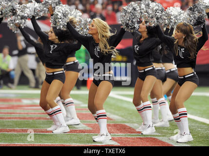 Mitglieder der Atlanta Falcons Cheerleadern während einer Zeitüberschreitung gegen die Carolina Panthers in der zweiten Hälfte einer NFL Football Spiel im Georgia Dome in Atlanta, Georgia am 16. Oktober 2011. Die Falken besiegten die Panther 31-17. UPI Foto/Erik S. Lesser Stockfoto