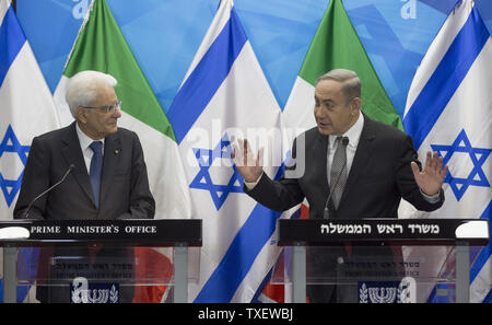 Der israelische Premierminister Benjamin Netanjahu (R) und der italienische Präsident Sergio Mattarella (L), die während einer gemeinsamen Erklärung, die auf das Amt des Ministerpräsidenten in Jerusalem, Israel, 02. November 2016, während der letzte Tag der Mattarella offiziellen Besuch in Israel und den Palästinensischen Gebieten. Stockfoto