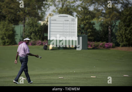 Vijay Singh Spaziergänge auf den Praxis-T-Stück am Augusta National während der Hauptwoche am 7. April 2013 in Augusta, Georgia. Die 77Th Masters Golf Turnier wird am Donnerstag beginnen. UPI/Kevin Dietsch Stockfoto