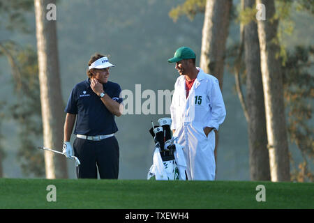 Phil Mickelson spricht mit seinem caddie Jim Mackay am 1 Fahrrinne während einer Praxis, die vor der Master-Turnier in Augusta National Golf Club am 9. April 2013 in Augusta, Georgia. UPI/Kevin Dietsch Stockfoto