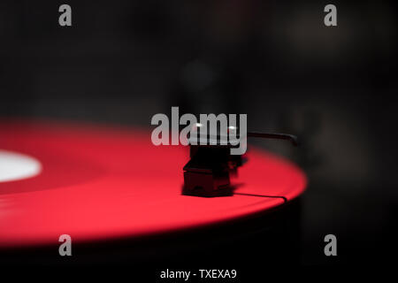Ein farbiges vinyl platten spielen auf einem Drehkranz Stockfoto