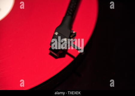 Spieler mit roten Vinyl Record. Stockfoto