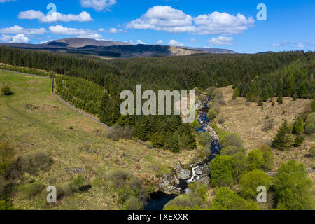 Luftaufnahme von Pool Ness Wasserfall, Fluss Flotte mit cairnsmore der Flotte im Hintergrund, in der Nähe der Pförtnerloge der Flotte, Dumfries and Galloway, Schottland Stockfoto