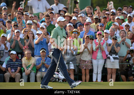 Jordanien Spieth Wanderungen aus dem 18. Grün, nachdem die 2014 Masters Tournament in Augusta National Golf Club in Augusta, Georgia, 13. April 2014. UPI/Kevin Dietsch Stockfoto