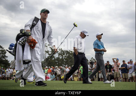 Tiger Woods (R), Mark O'Meara (C) und Tiger Woods caddy Joe LaCava gehen weg vom ersten T-Stück Kasten, nachdem er während einer Praxis, die vor dem Masters 2015 in Augusta National in Augusta, Georgia am 6. April 2015. Foto von Kevin Dietsch/UPI Stockfoto