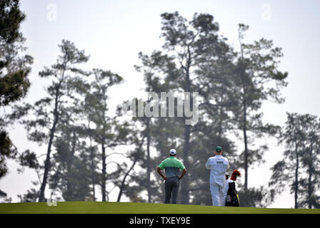 Tiger Woods und seine Caddy Joe LaCava warten am 17. Fairway während einer Praxis, die an den Masters 2015 in Augusta National in Augusta, Georgia am 8. April 2015 zu schlagen. Foto von Kevin Dietsch/UPI Stockfoto