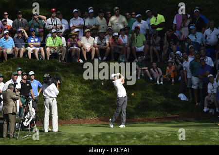 Rory McIlroy Hits aus der 9 T-Stück während der Gleichheit 3 Wettbewerb bei den Masters Turnier 2015 in Augusta National in Augusta, Georgia am 8. April 2015. Foto von Kevin Dietsch/UPI Stockfoto