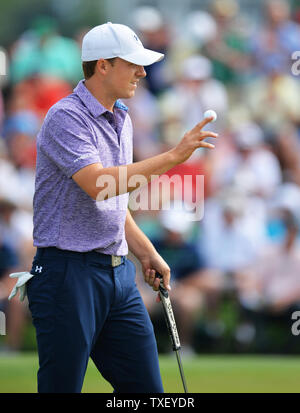 Jordanien Spieth reagiert, nachdem er einen Schlag für Birdie auf der 2. Bohrung in der zweiten Runde des Masters 2015 in Augusta National Golf Club in Augusta, Georgia am 10. April 2015. Foto von Kevin Dietsch/UPI Stockfoto