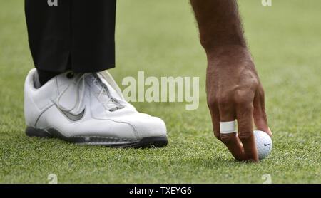 Tiger Woods-T-Stücke seiner Nike Golf Ball auf dem ersten Loch T-Stück Kasten in der dritten Runde der Masters 2015 in Augusta National Golf Club in Augusta, Georgia, das am 11. April 2015. Foto von Kevin Dietsch/UPI Stockfoto