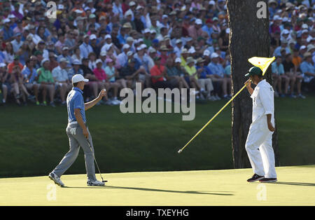 Jordanien Spieth reagiert, nachdem er einen Schlag von Birdie auf der 15 in der dritten Runde der Masters 2015 in Augusta National Golf Club in Augusta, Georgia, das am 11. April 2015. Foto von Kevin Dietsch/UPI Stockfoto