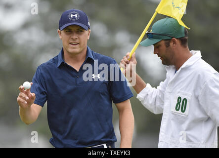Jordanien Spieth reagiert nach einem Birdie auf der ersten Bohrung in der Endrunde der Masters 2015 in Augusta National Golf Club in Augusta, Georgia am 12. April 2015. Foto von Kevin Dietsch/UPI Stockfoto