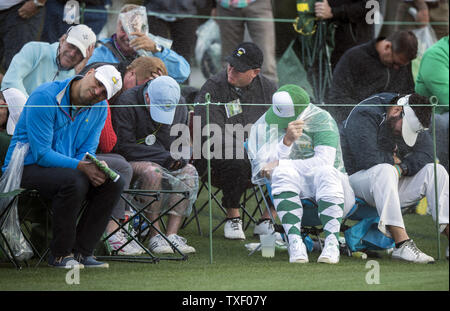 Gönner schirmt sich wie starke Winde wehen Sand aus einem nahe gelegenen Bunker auf Loch 18 in der ersten Runde an der Masters 2017 in Augusta National Golf Club in Augusta, Georgia am 6. April 2017. Hoffman fertig mit sieben - Gleichheit für die erste Runde. Foto von Kevin Dietsch/UPI Stockfoto