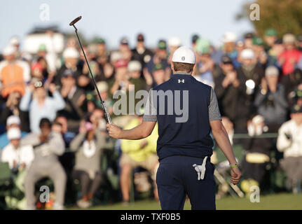 Jordanien Spieth reagiert, nachdem er einen Schlag für Birdie auf der 18 in der zweiten Runde der Masters 2017 in Augusta National Golf Club in Augusta, Georgia am 7. April 2017. Foto von John angelillo/UPI Stockfoto