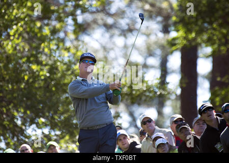 Charley Hoffman Uhren sein Schuß weg der 4 T-Stück Kasten während seiner zweiten Runde der Masters 2017 in Augusta National Golf Club in Augusta, Georgia am 7. April 2017. Foto von Kevin Dietsch/UPI Stockfoto