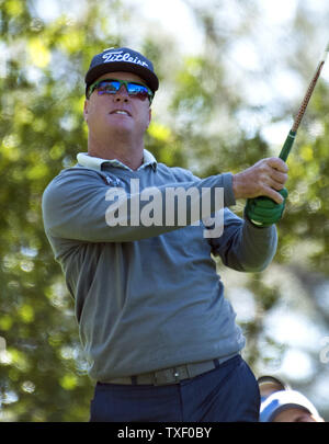 Charley Hoffman Uhren sein Schuß weg der 4 T-Stück Kasten während seiner zweiten Runde der Masters 2017 in Augusta National Golf Club in Augusta, Georgia am 7. April 2017. Foto von Kevin Dietsch/UPI Stockfoto