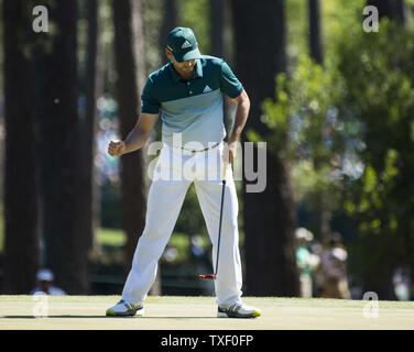 Sergio Garcia feiert nach einem Schlag für Birdie auf der 3. grün während der vierten Runde des Masters 2017 in Augusta National Golf Club in Augusta, Georgia am 9. April 2017. Foto von Kevin Dietsch/UPI Stockfoto