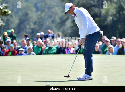 Rory McIlroy von Nordirland macht einen Schlag für Gleichheit in der 1. Bohrung in der letzten Runde des Hauptturniers 2018 an der Augusta National Golf Club in Augusta, Georgia, am 8. April 2018. Foto von Kevin Dietsch/UPI Stockfoto