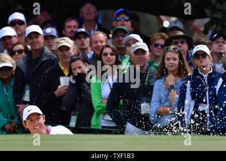 Rory McIlroy von Nordirland schlägt aus einem Bunker auf der 1. Bohrung in der letzten Runde des Hauptturniers 2018 an der Augusta National Golf Club in Augusta, Georgia, am 8. April 2018. Foto von Kevin Dietsch/UPI Stockfoto