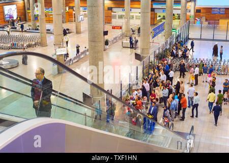 Teheran, Iran - 22. MAI 2017: Die Menschen warten auf ankommenden Fluggäste in Teheran Imam Khomeini International Airport Stockfoto