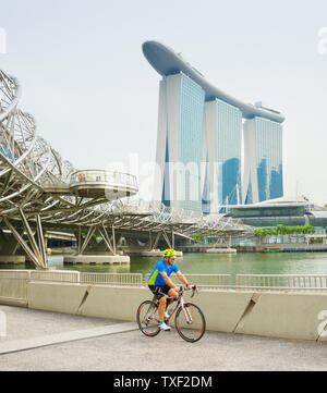 Singapur - Januar 14, 2017: Radfahrer, Fahrrad, Singapur Marina Bay, ArtScience Museum und Helix Bridge im Hintergrund Stockfoto