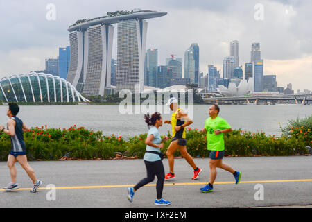 Singapur - 16. FEBRUAR 2017: Menschen, die von den Damm des Singapore River läuft vor Singapur Donwtown Stockfoto