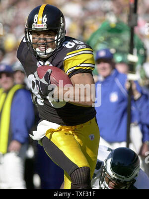 Pittsburgh Steelers Hines Ward entweicht aus Philadelphia Eagles Sheldon Brown und Kerben seinen zweiten Touchdown im ersten Quartal am 7. November 2004 im Heinz Field in Pittsburgh, Pennsylvania. (UPI Foto/Archie Carpenter) Stockfoto