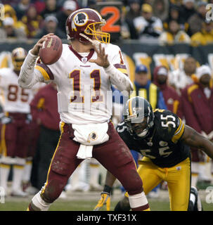 Pittsburgh Steelers Joey Porter Druck auf Washington Redskins Quarterback Patrick Ramsey im dritten Quartal die Steelers 16 zu 7 Am 28. November gewinnen, 2004 am Heinz Feld in Pittsburgh, Pennsylvania. (UPI Foto/Archie Carpenter) Stockfoto