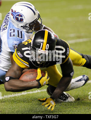 Pittsburgh Steelers wide receiver Santonio Holmes (10) Gewinne 10 Yards für ein First Down als Tennessee Titans Nick Harper (20) Macht das im vierten Quartal Angriff am Heinz Feld in Pittsburgh, Pennsylvania am 10. September 2009. Die Pittsburgh Steelers besiegten die Tennessee Titans 13-10. UPI/Archie Tischler Stockfoto