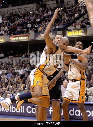 IND 2000020403 - 4. FEBRUAR 2000 - Indianapolis, Indiana, USA: Indianapolis Pacers guard Reggie Miller (31) stürzt in Sacramento Kings Center Vlade Divac (21) Freitag, Februar 4, 2000 in Indianapolis. Die schrittmacher schlagen die Könige 104-94. mc/Mark Cowan UPI Stockfoto