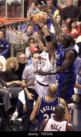 PHI 2000011402 - 14. Januar 2000, Philadelphia, Pennsylvania, USA: Sixers' Allen Iverson (#3) geht nach oben, die unter dem Bildschirm von Orlando's Charles Bo Outlaw für eine Kerbe im dritten Quartal Philadelphia 76ers - Orlando Magic NBA Basketball Aktion an der First Union Center 14. Januar 2000. jca/J. C. Anderson UPI Stockfoto