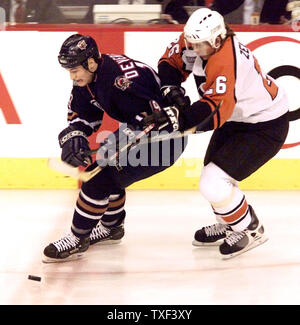 PHI 20000021001 - 10. FEBRUAR 2000 - Philadelphia, Pennsylvania, USA: Flyer Valeri Zelepukin (26) kommt von hinten mit einem Haken, um zu versuchen, und Edmonton's Boyd Devereaux vom erhalten die Kontrolle über den Puck während der ersten Periode Philadelphia Flyers-Edmonton Oilers NHL Hockey Aktion an der First Union Center in Philadelphia, 10. Februar 2000. rg/jca/John C. Anderson UPI halten Stockfoto