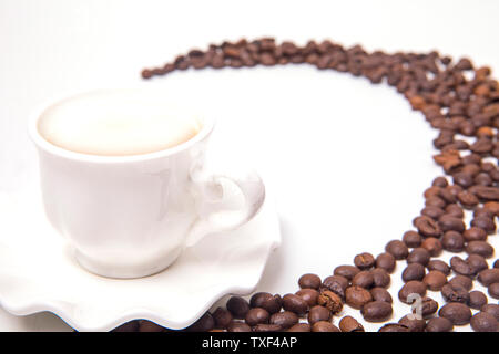 Kaffee und übersichtlich angeordneten Kaffeebohnen. Stockfoto