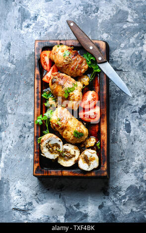 Gebackenes Huhn Brötchen mit Pilzen, Käse und Speck Stockfoto