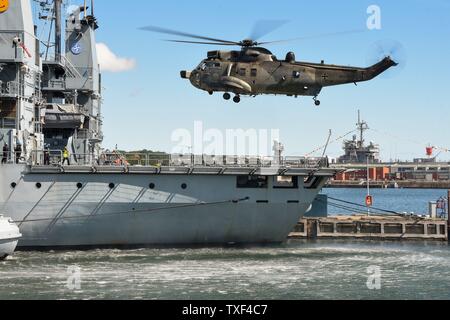 Kiel, Deutschland. 22. Juni, 2019. 22.06.2019, einem Deutschen Mk 41 von Eaking' 89 52 Zieht aus dem Deck der Ausschreibung einer 512 bin Ösel' im Marinestützpunkt Kiel eine Bordkarte Übung zu demonstrieren. | Verwendung der weltweiten Kredit: dpa/Alamy leben Nachrichten Stockfoto