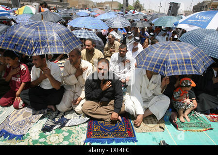 Irakische schiitische Muslime beim Freitagsgebet in Bagdads Sadr City am Freitag, dem 15. Juni 2007. Schiiten versammelten die Bombardierung von der Goldene Moschee in Samarra zu protestieren. Sunnitische Extremisten zu Al Qaida verbunden sind, die Schuld an dem Anschlag auf eine der heiligsten Stätten der Schiiten. (UPI Foto/Adel Abd Al-Hassan) Stockfoto